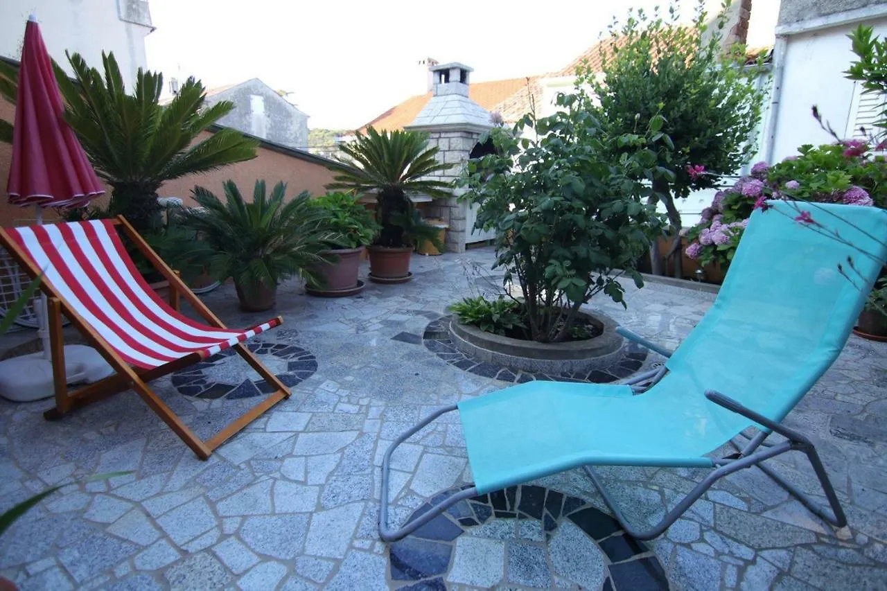 Apartment App With A Lovely Patio Mali Lošinj