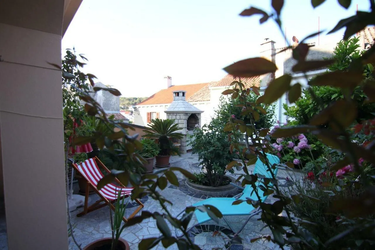 App With A Lovely Patio Mali Lošinj Apartment