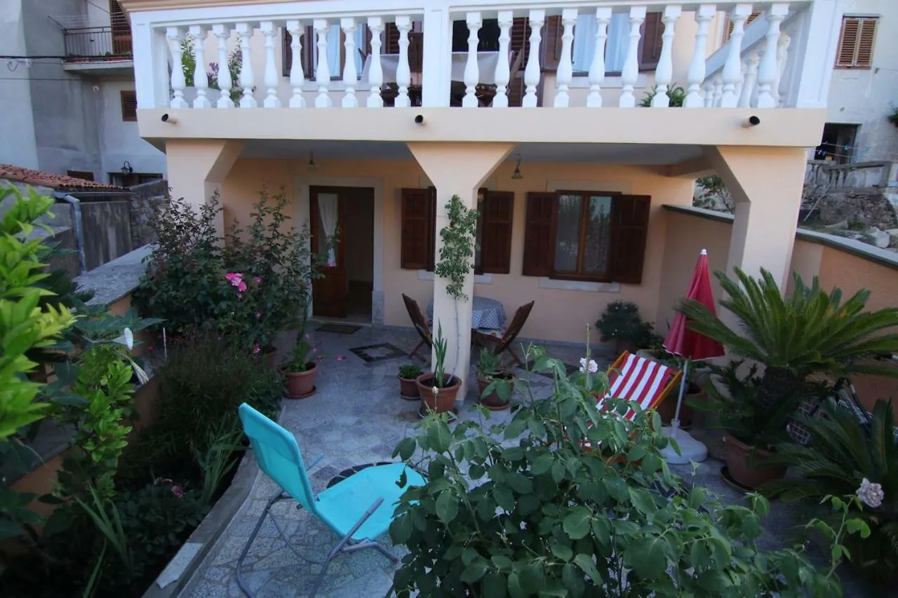 Apartment App With A Lovely Patio Mali Lošinj Kroatien