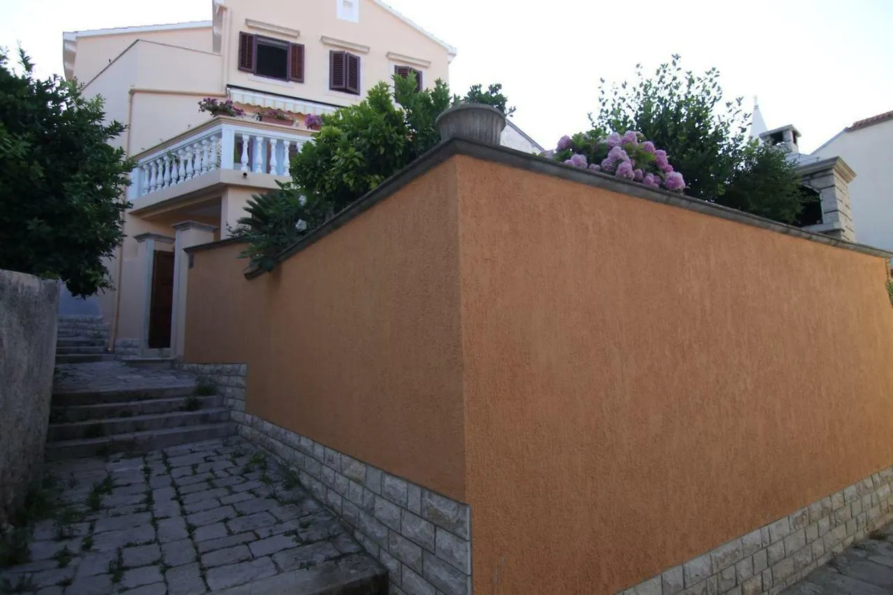 App With A Lovely Patio Mali Lošinj
