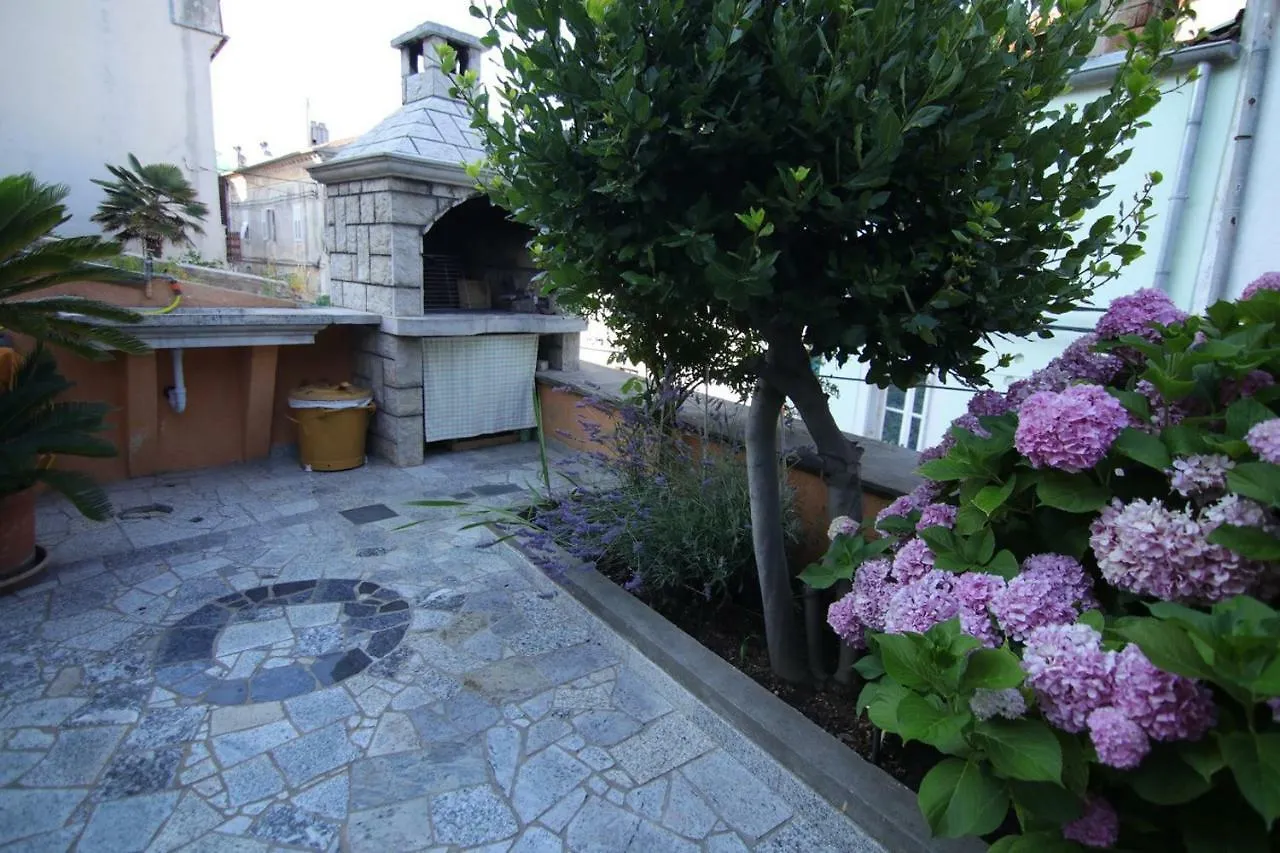 Apartment App With A Lovely Patio Mali Lošinj