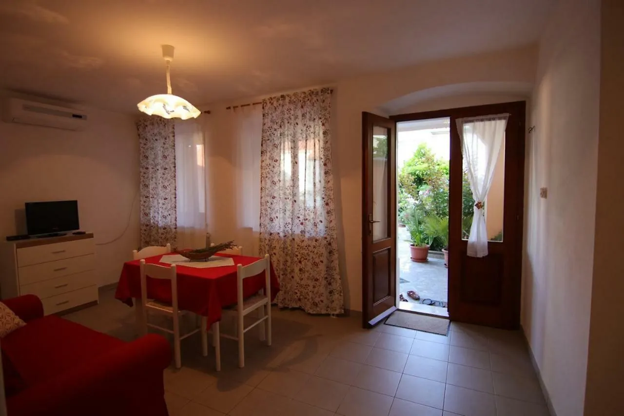 App With A Lovely Patio Mali Lošinj